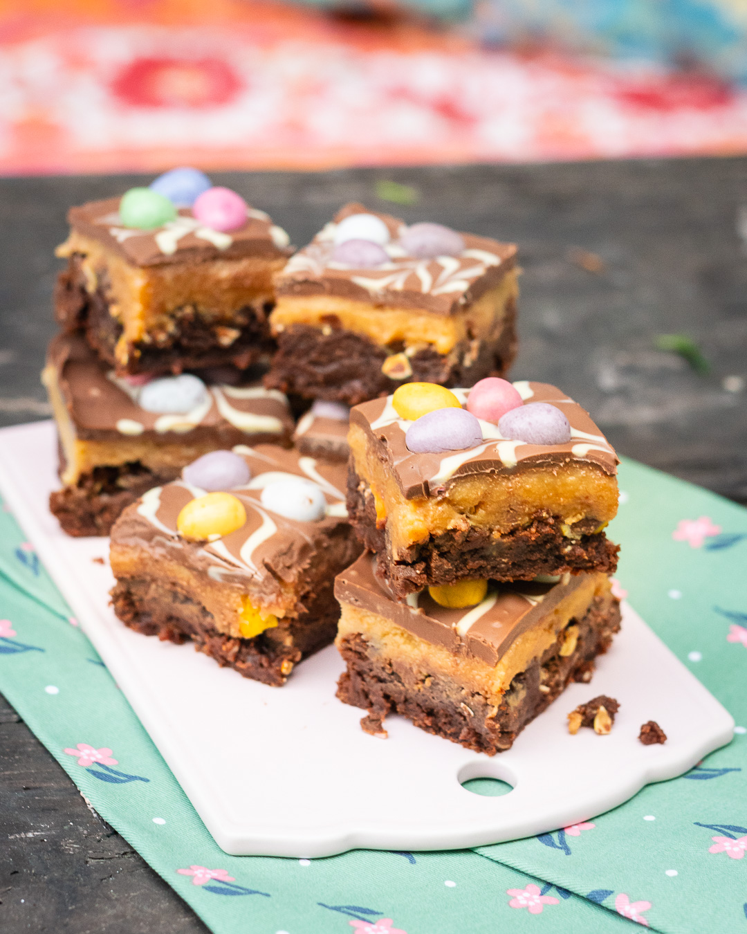 Mehr über den Artikel erfahren Karamell Brownies mit Osterhasenbruch