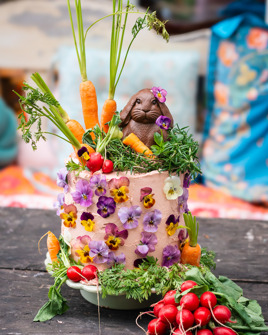 Mehr über den Artikel erfahren Karottentorte mit Blumendeko