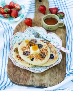 Mehr über den Artikel erfahren Buttermilchpancakes mit Veilchen