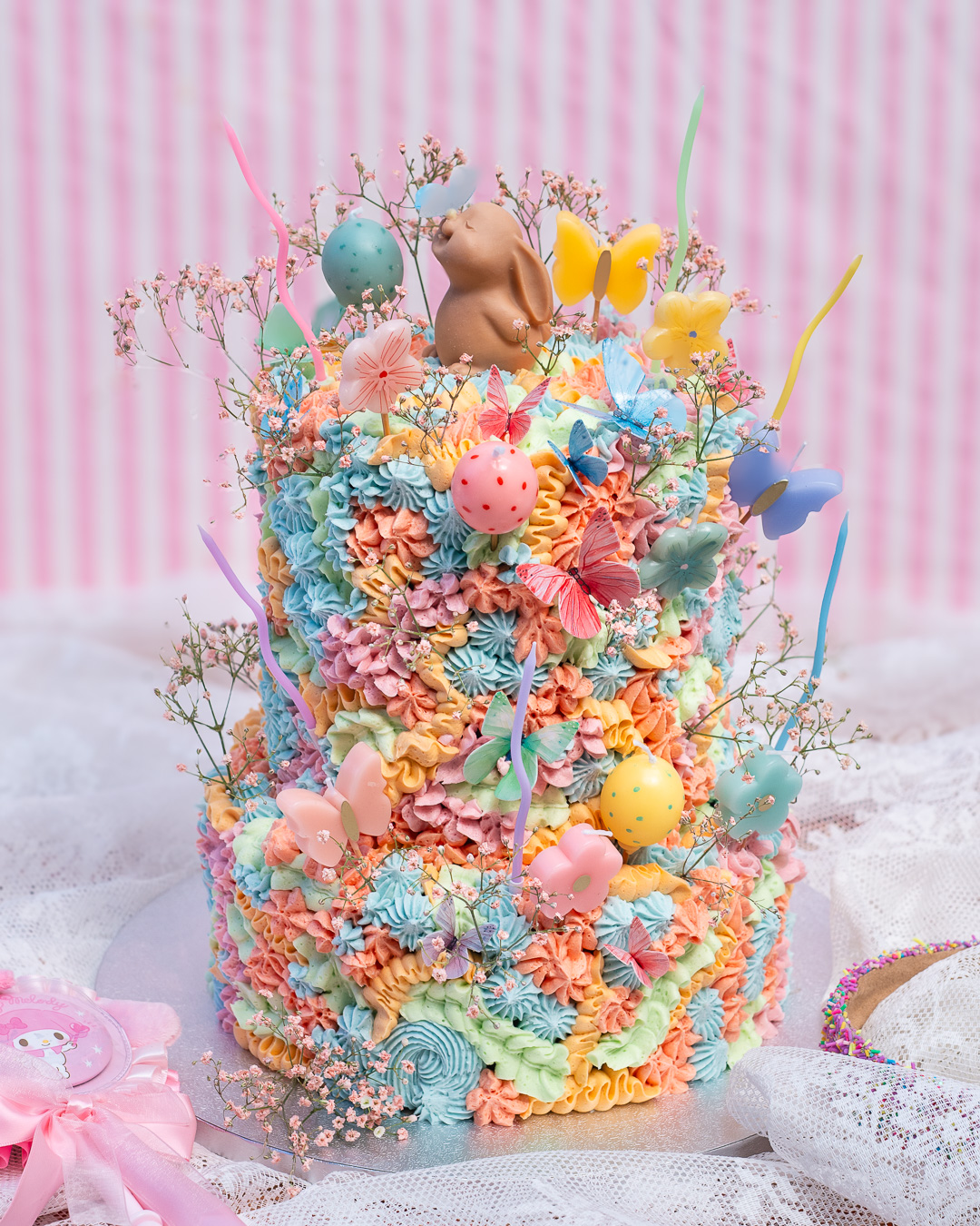 Mehr über den Artikel erfahren Ein Buttercreme Chaoscake als Kommunionstorte