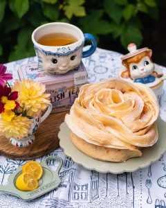 Mehr über den Artikel erfahren Crêpes Kuchen als Rose