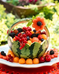Mehr über den Artikel erfahren Obstsalat im Wassermelonenkorb