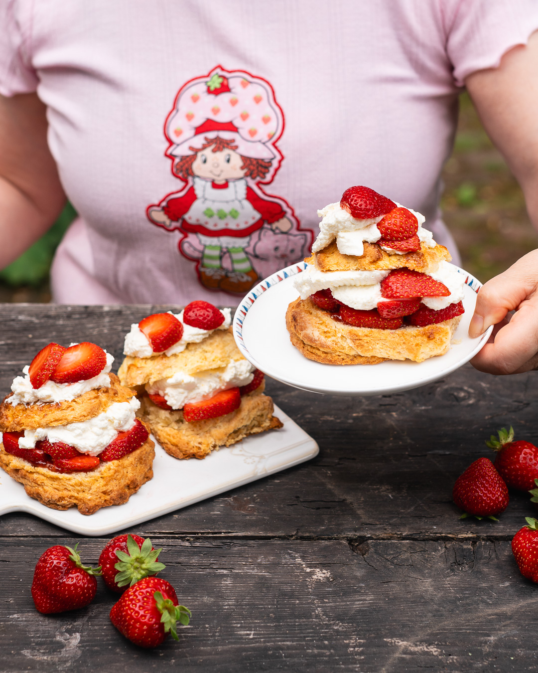 Mehr über den Artikel erfahren Scones mit geschlagener Sahne und gezuckerten Erdbeeren