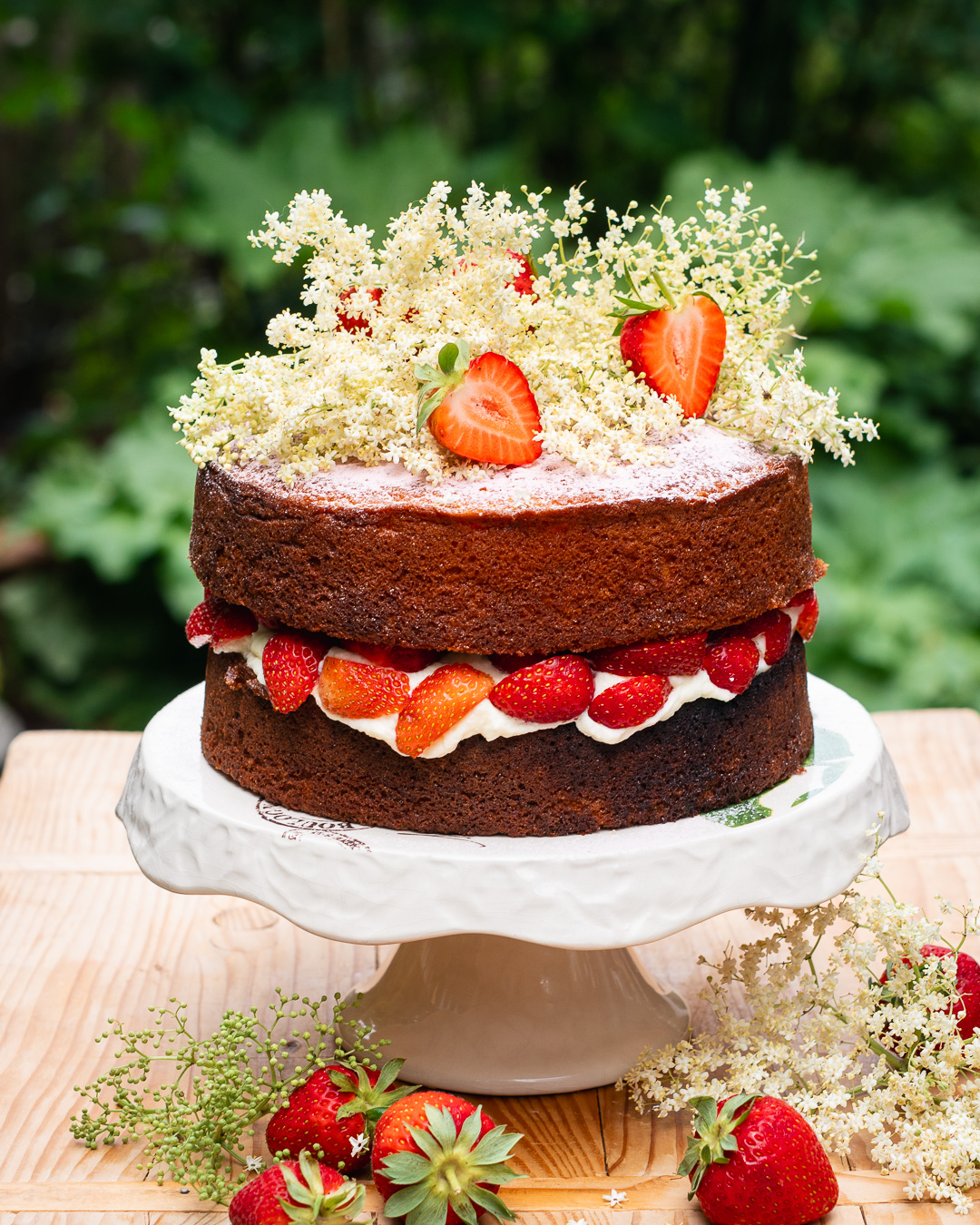 Mehr über den Artikel erfahren Victoria Sponge mit Erdbeeren und Holunder