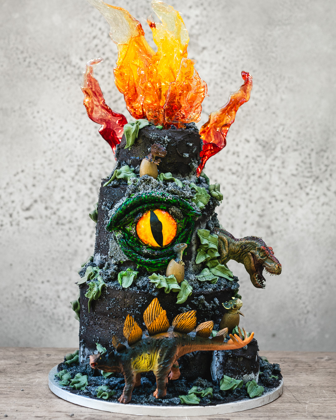 Mehr über den Artikel erfahren Dinokuchen mit Vulkan!
