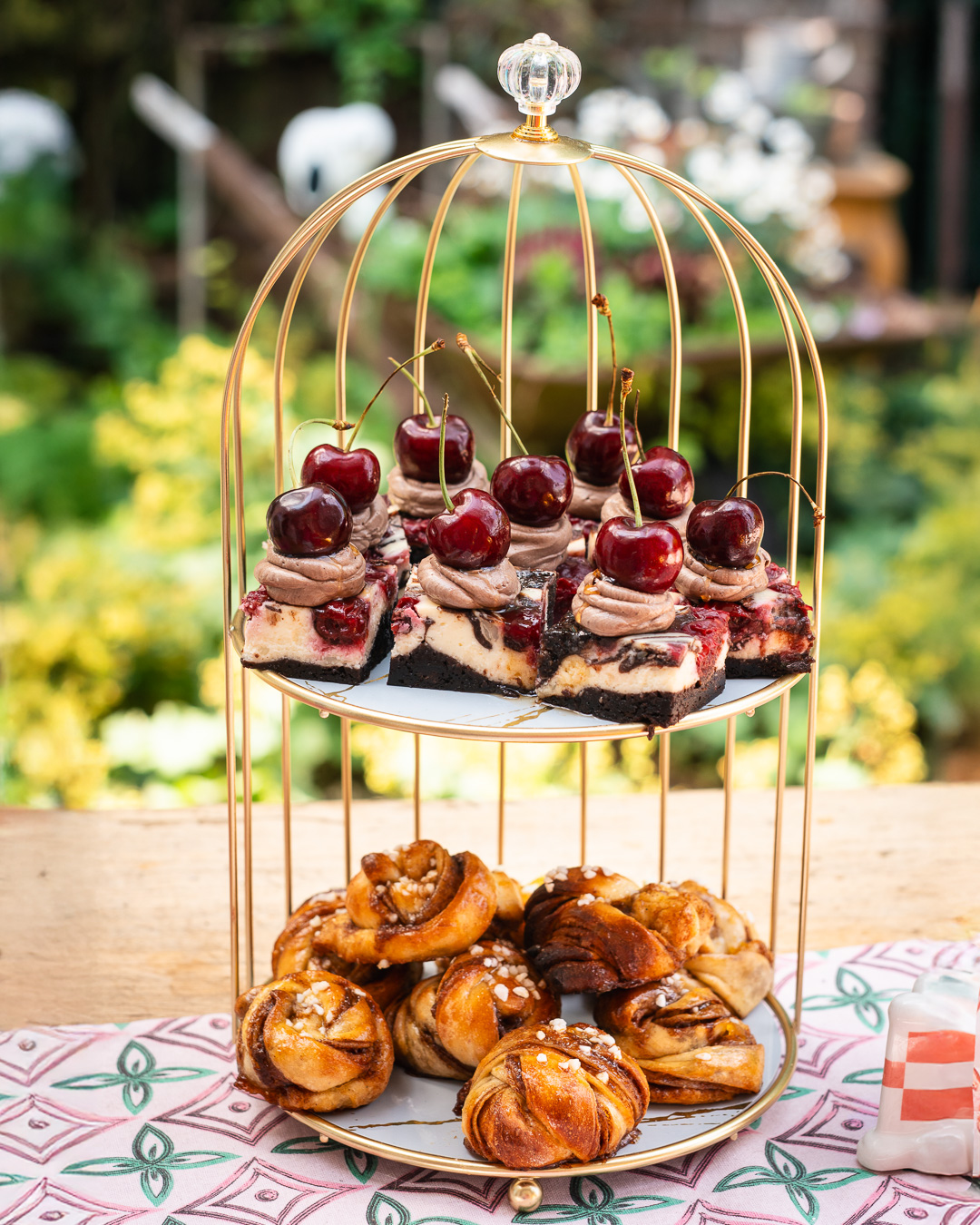 Mehr über den Artikel erfahren Mini Zimtschneckenknoten und Kirsch Cheesecakes Brownies