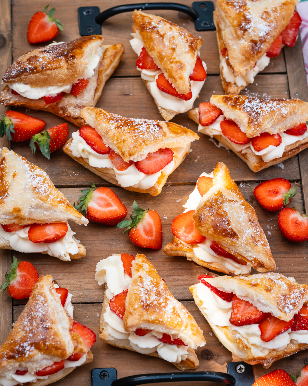 Mehr über den Artikel erfahren Süße Blätterteigtaschen mit Erdbeeren