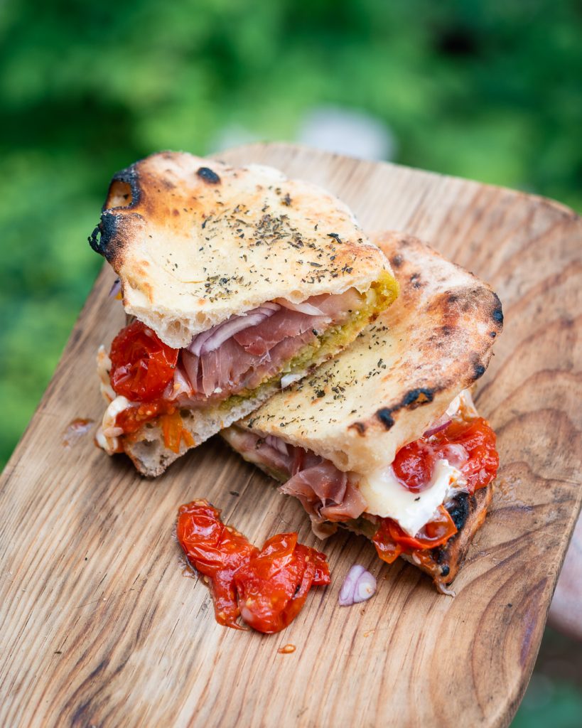 Pizza Sandwich geschnitten