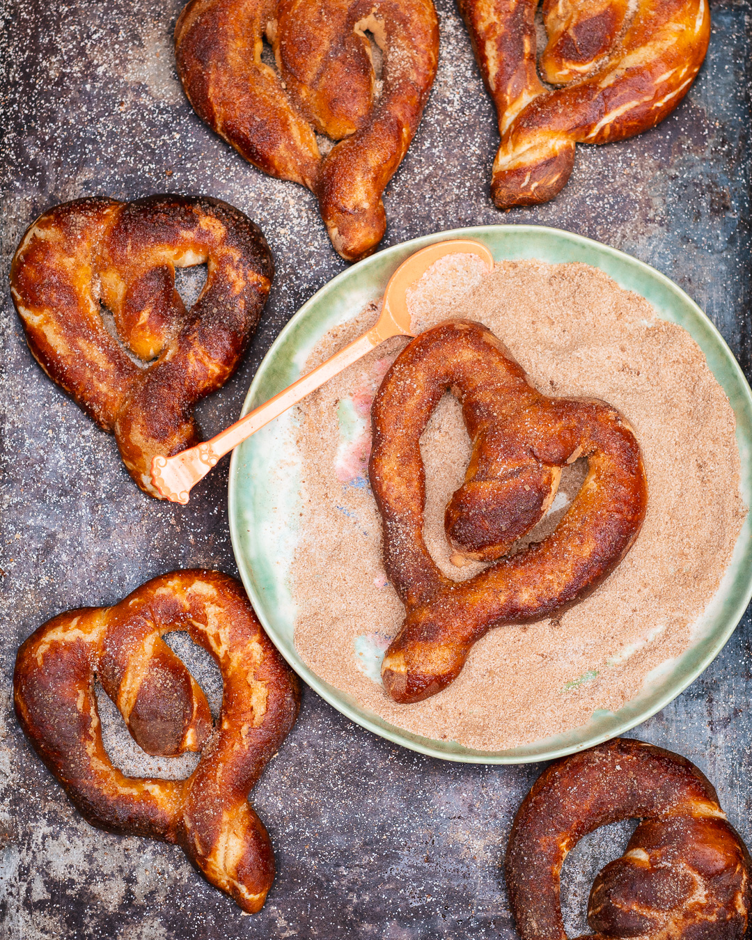 Mehr über den Artikel erfahren Zimt Laugenbrezeln in Herzform (Softpretzels)