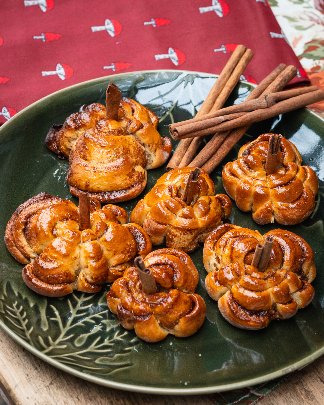 Mehr über den Artikel erfahren Zimtschnecken in Kürbisform