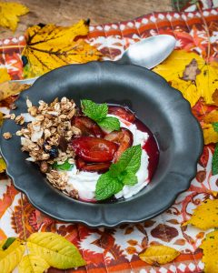 Mehr über den Artikel erfahren Granola mit Zwetschgenkompott