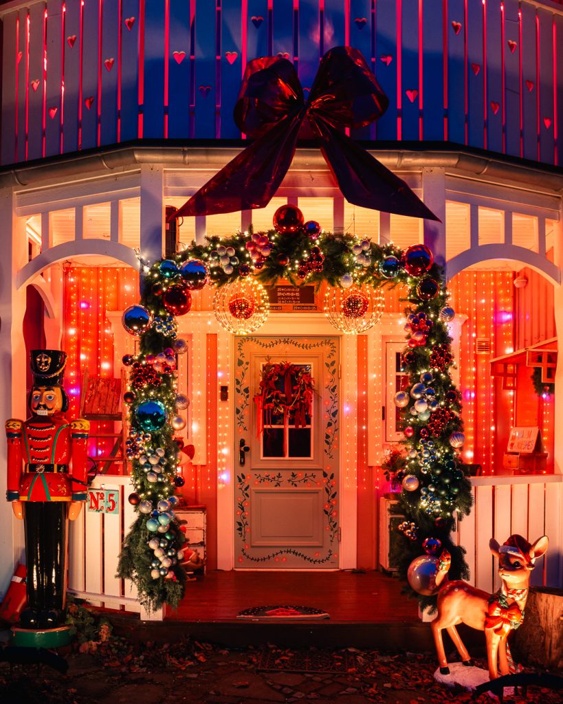 Rosa Haus Weihnachten Eingang 2025 Lichter