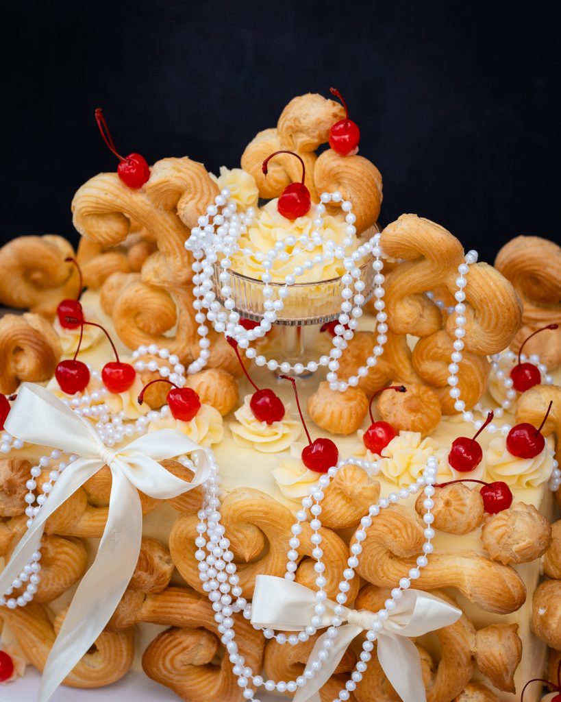 Torte mit Brandteigverzierung