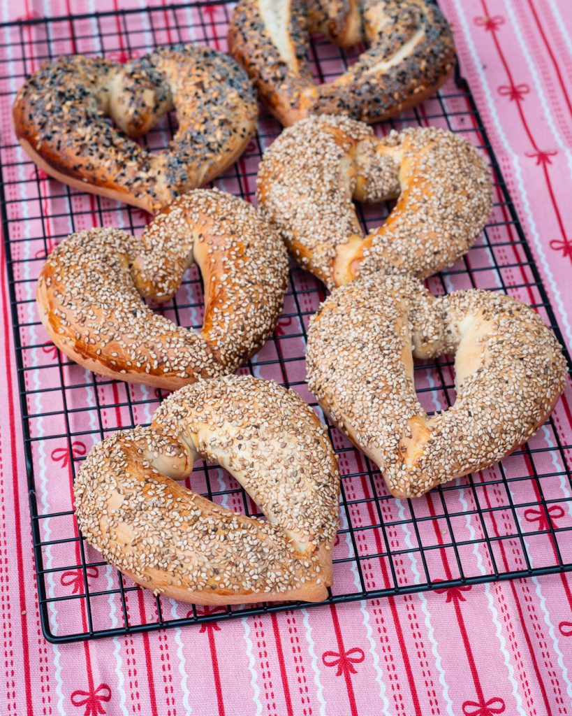 Bagel aus Challah Teig in Herzform