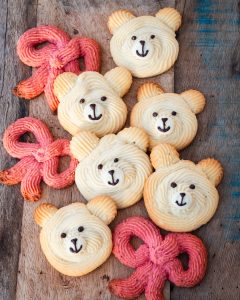 Mehr über den Artikel erfahren Flammende Herzen Bären mit Rosa Schleifen