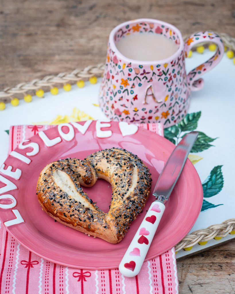 Frische Bagels in Herzform