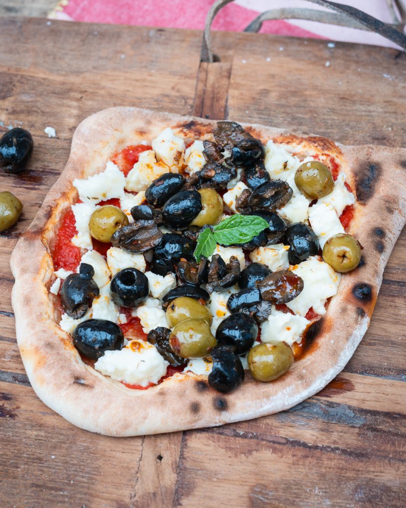 Frische Pizza mit Oliven und Halloumi