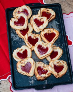 Mehr über den Artikel erfahren Herzkekse mit Marzipan und Himbeermarmelade