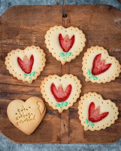 Mehr über den Artikel erfahren Erdbeer-Tulpen Kekse