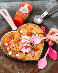 Mehr über den Artikel erfahren Chocolate Chip Cookies in Herzpfanne