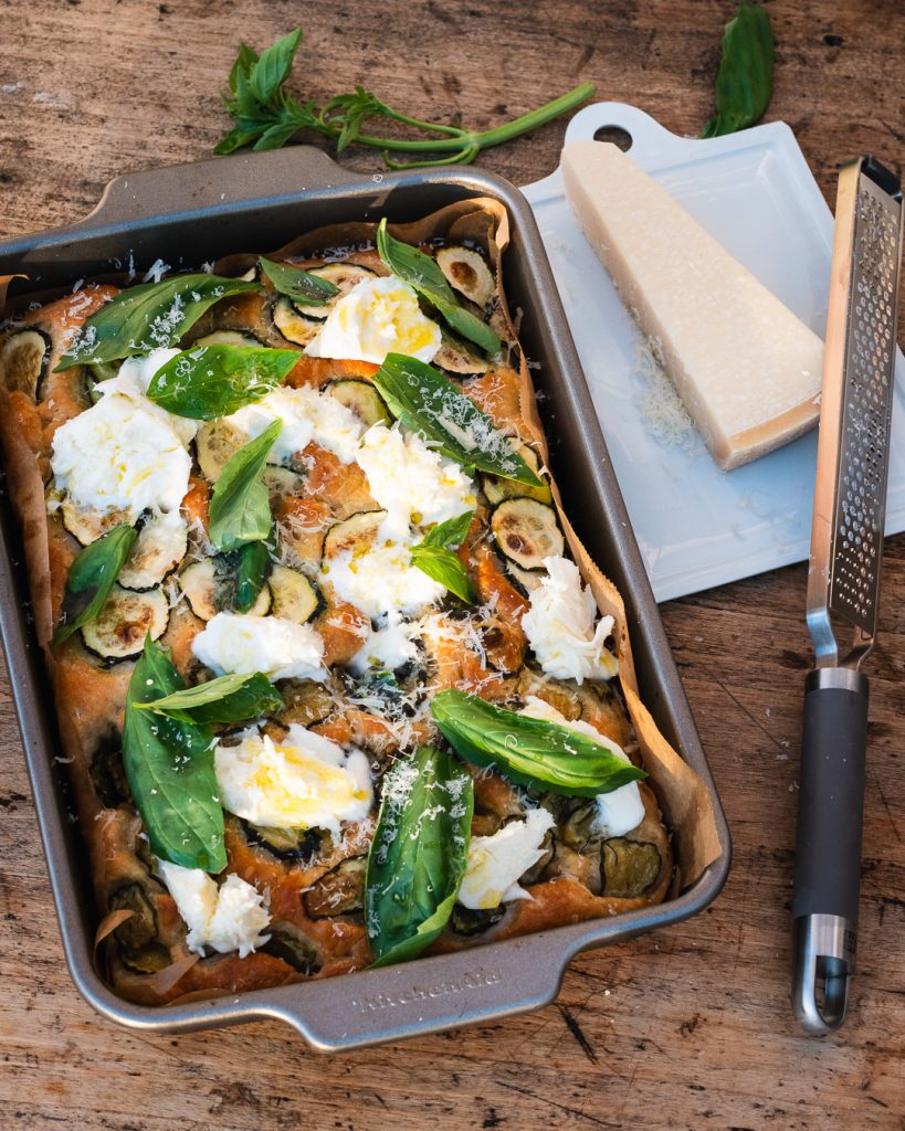 Saure Gurken Focaccia mit Mozarella