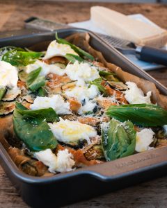 Mehr über den Artikel erfahren Focaccia Brot mit Mozzarella und Basilikum