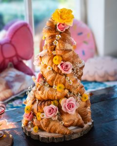 Mehr über den Artikel erfahren Croissanttower zum Frühstück