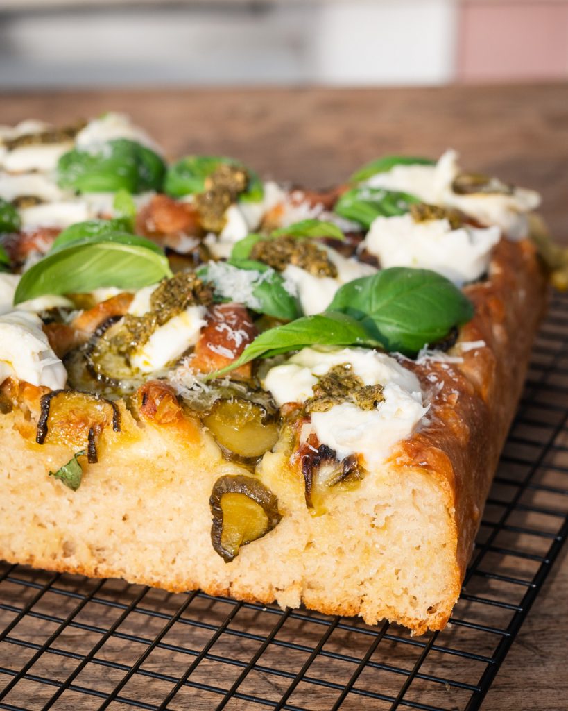 Focaccia mit Gurkenscheiben belegt