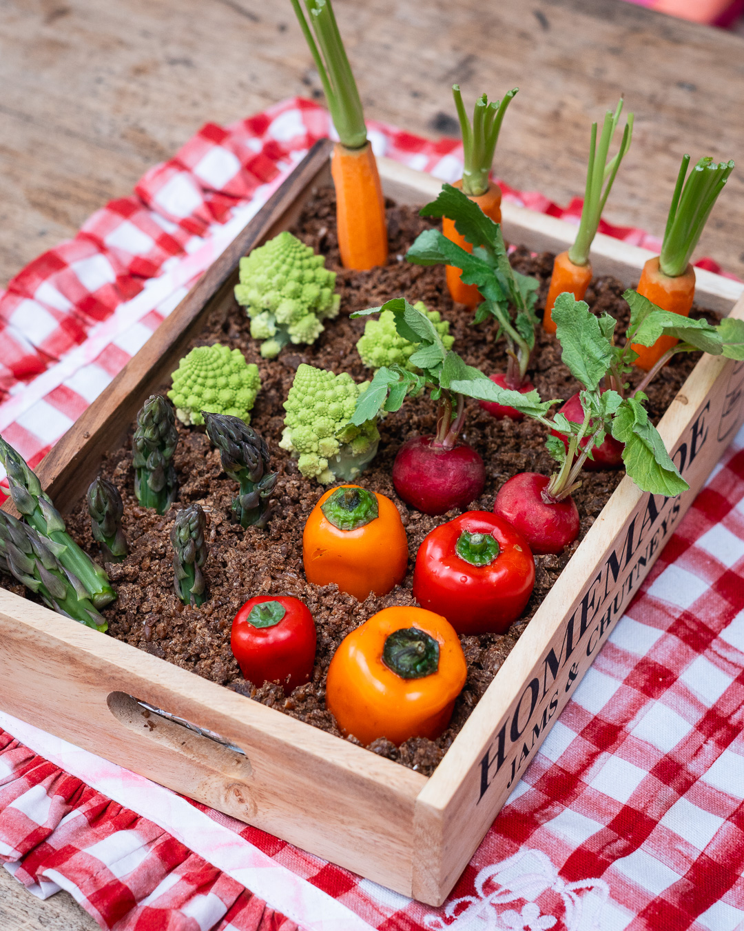 Mehr über den Artikel erfahren Gemüsesticks mit Dip und Pumpernickel