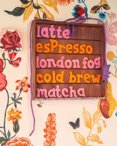 Mehr über den Artikel erfahren Selbstgemachtes Getränkeschild aus Ton