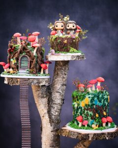 Mehr über den Artikel erfahren Hochzeitstorte in Waldoptik mit Baumrinde und Pilzen