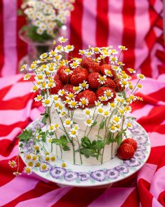 Mehr über den Artikel erfahren Erdbeerkuchen mit Blumen