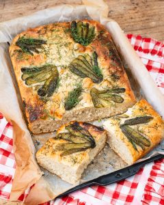 Mehr über den Artikel erfahren Saure Gurken Focaccia