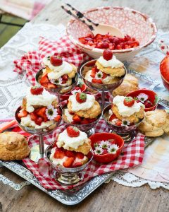 Mehr über den Artikel erfahren Strawberry Shortcakes – Gefüllte Scones mit Erdbeeren