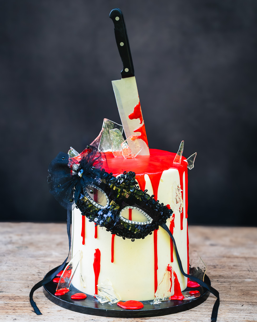 Mehr über den Artikel erfahren Spooky Silber Hochzeitstorte zum Krimi Dinner