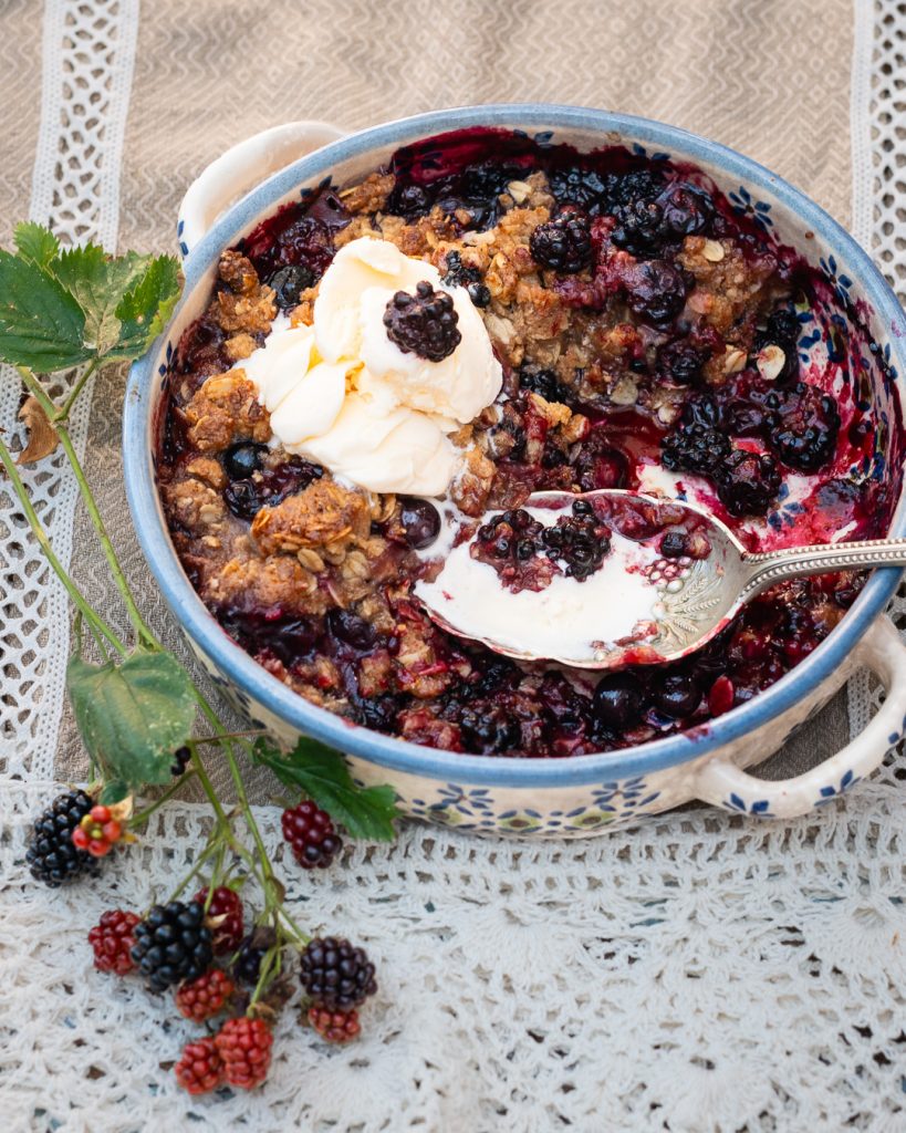 Brombeer Crumble mit Vanille Eis