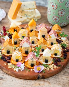 Mehr über den Artikel erfahren Charcuterie Käseplatte als Dorf
