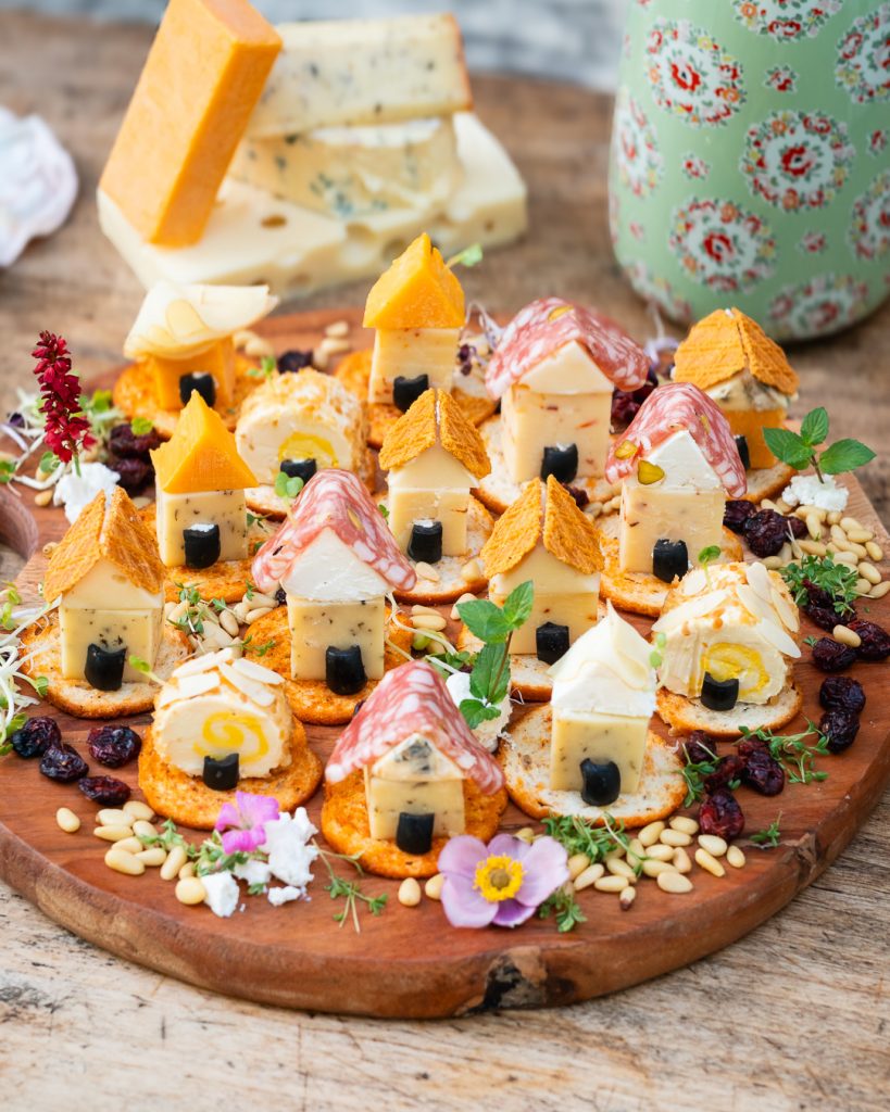 Charcuterie Käseplatte als Dorf