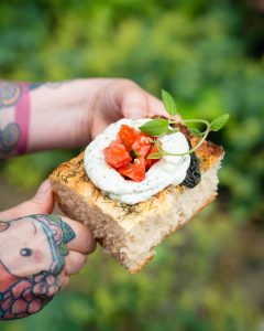 Mehr über den Artikel erfahren Gurken-Focaccia mit whipped Feta Kringel
