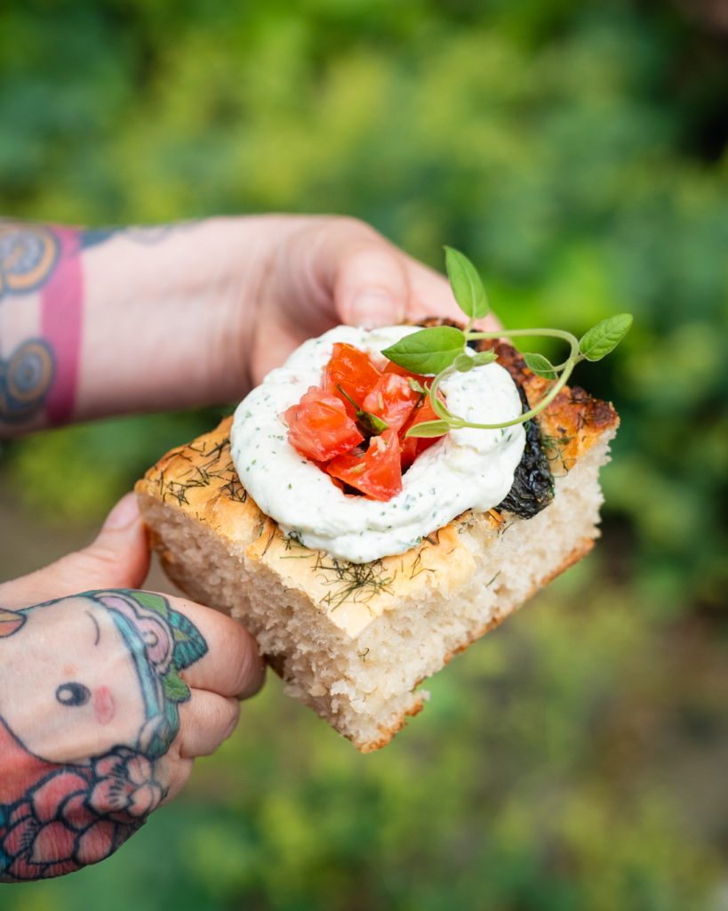 Gurken-Focaccia mit whipped Feta Kringel