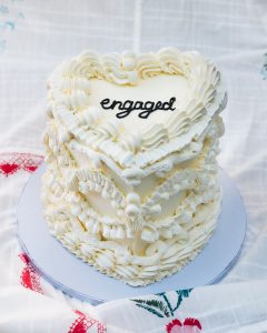 Mehr über den Artikel erfahren Weißer Herzkuchen in Schoko mit Himbeerfüllung