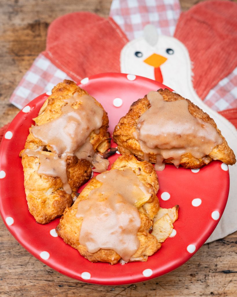 Frische Scones mit Äpfeln