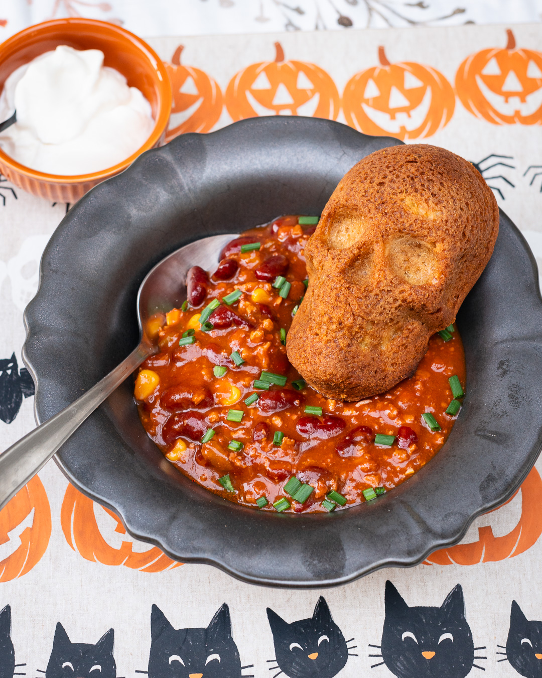 Mehr über den Artikel erfahren Halloween Scary Chili mit Totenkopf Maisbrot