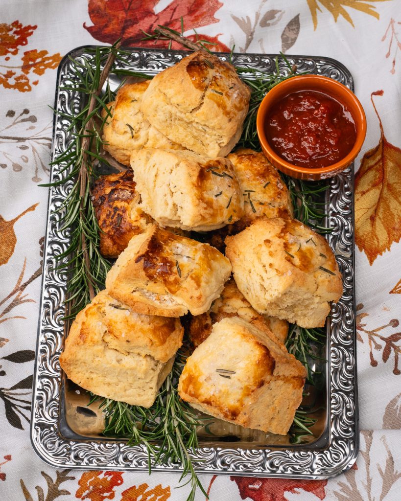 Rosmarin Buttermilch Scones mit Ahornsirup