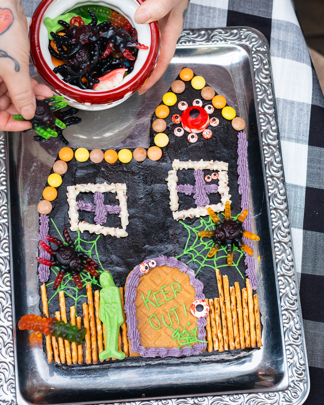 Mehr über den Artikel erfahren Schokokuchen Halloween Haus
