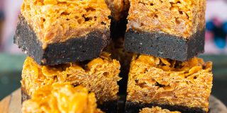 Cornflakes Brownies mit salzigem Karamell